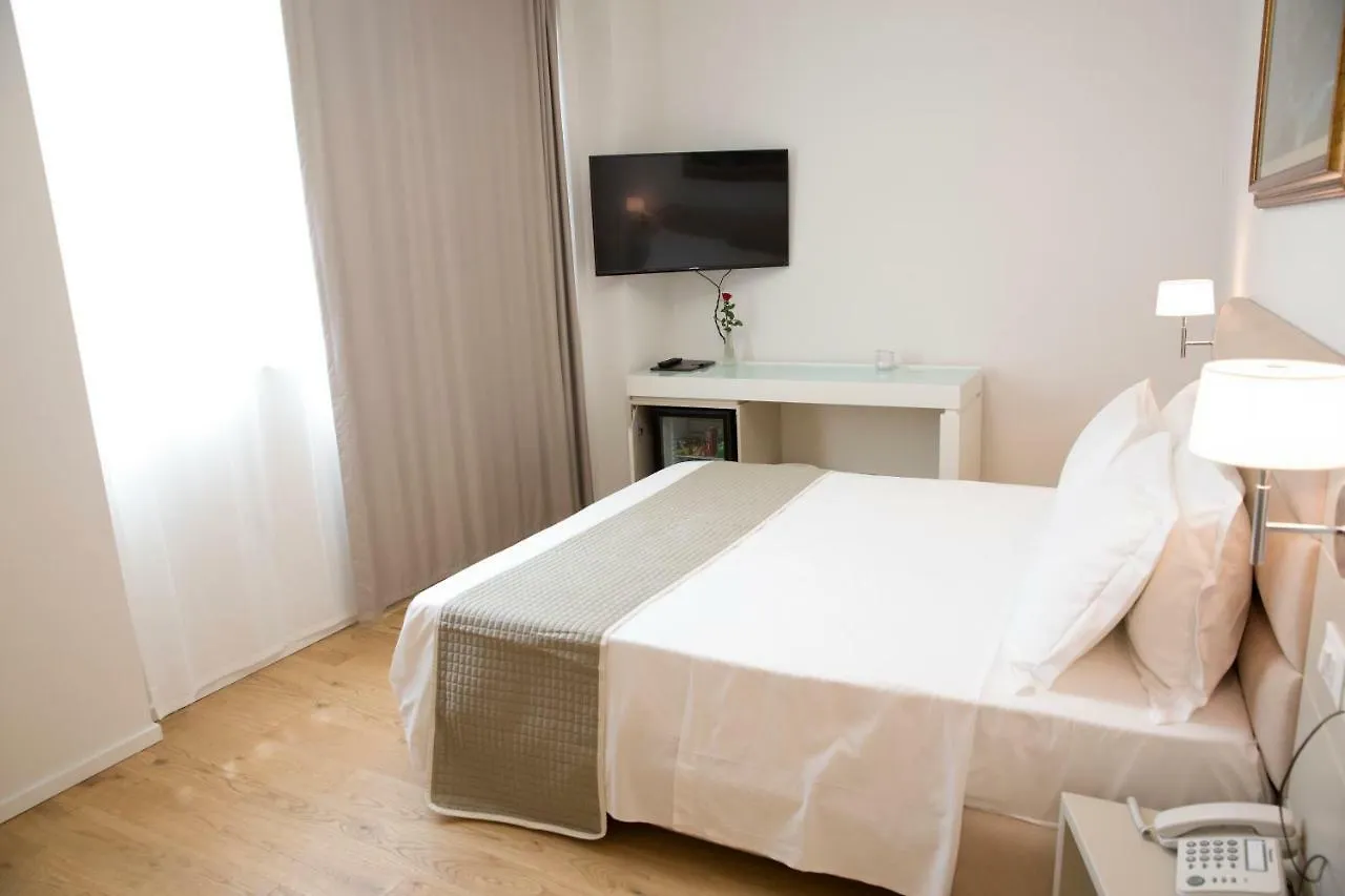 Boutique Hotel Enia 프라토 3*,